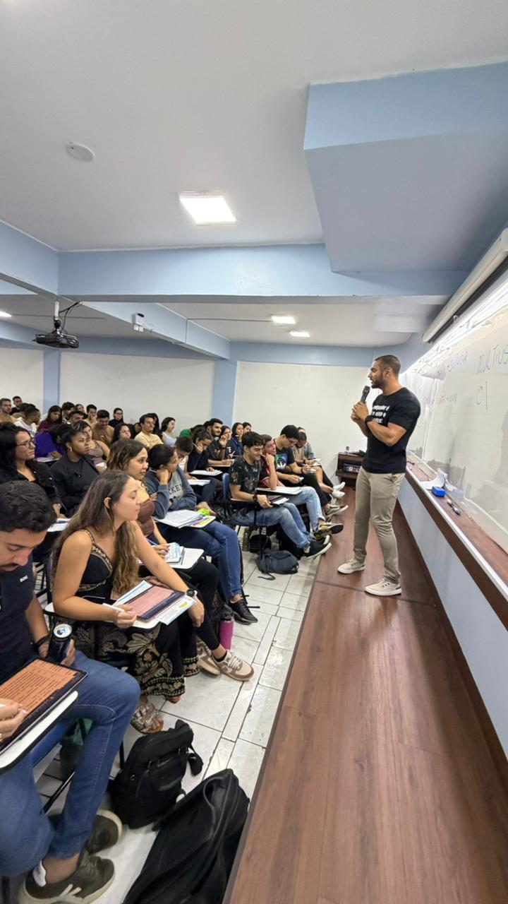 Prof. Jefferson Rodrigues ministrando aula de informática para uma turma presencial